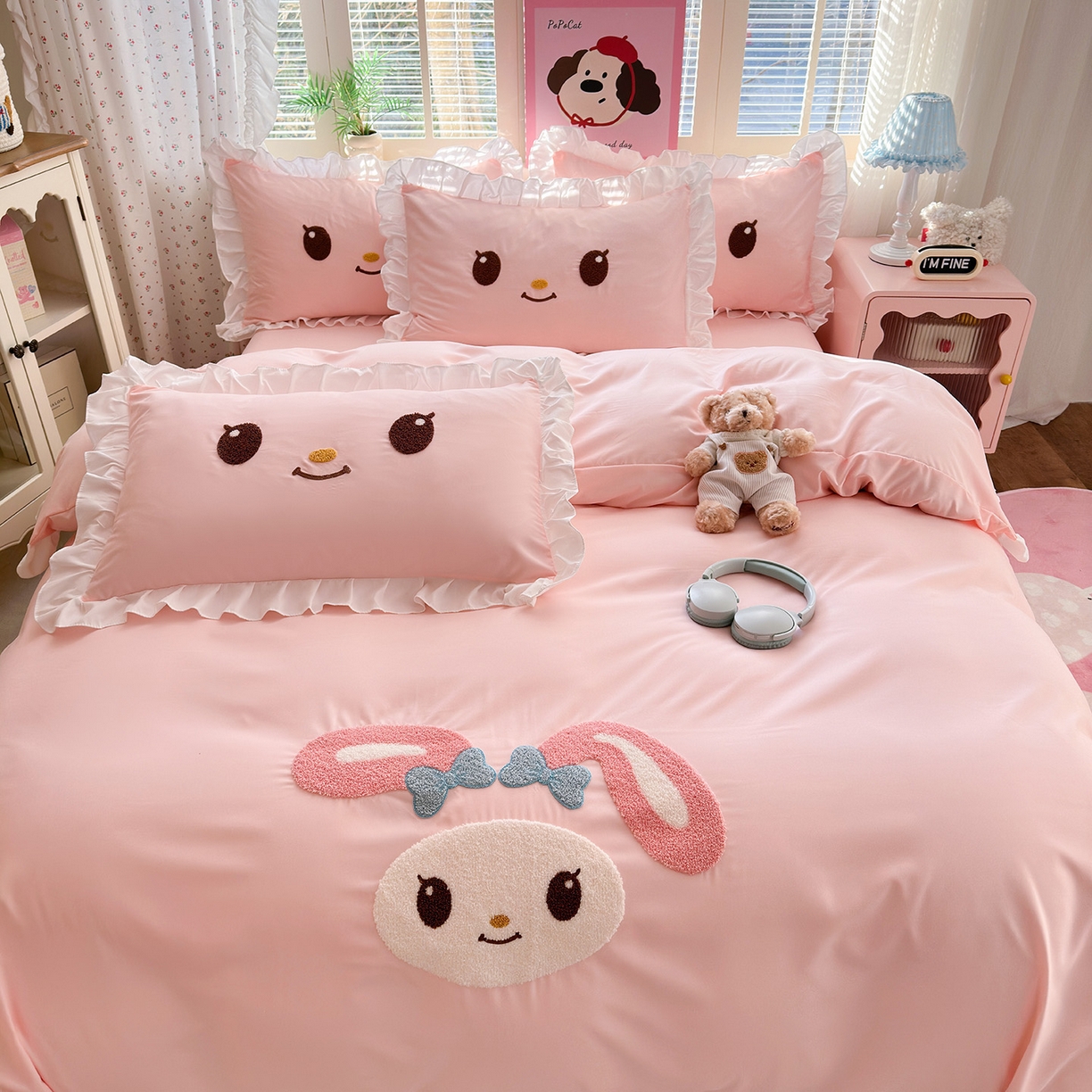 91家纺网 家纺一手货源 找家纺 易禾家纺 2026新款韩版卡通可爱风水洗棉毛巾绣四件套系列（专版花型） 小奶狗-浅粉