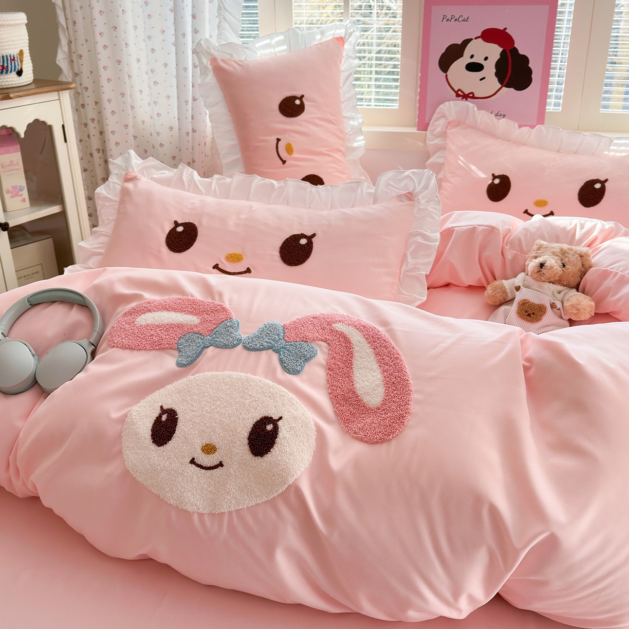 91家纺网 家纺一手货源 找家纺 易禾家纺 2026新款韩版卡通可爱风水洗棉毛巾绣四件套系列（专版花型） 小奶狗-浅粉