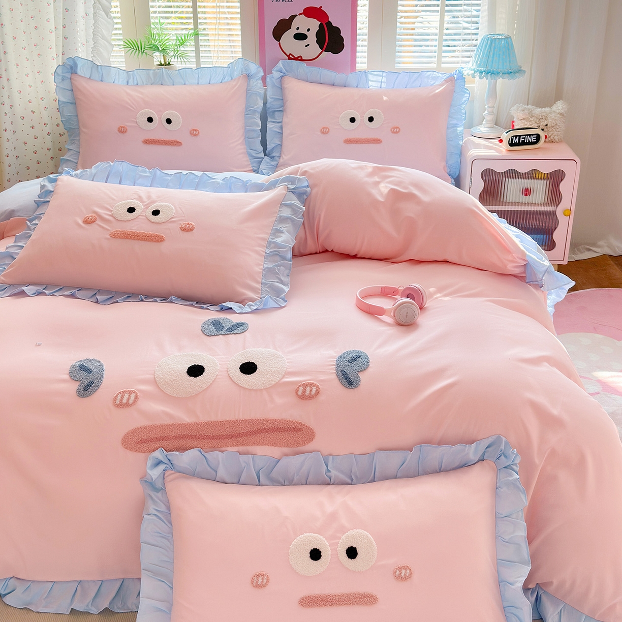 91家纺网 家纺一手货源 找家纺 易禾家纺 2026新款韩版卡通可爱风水洗棉毛巾绣四件套系列（专版花型） 大嘴鱼-粉蓝