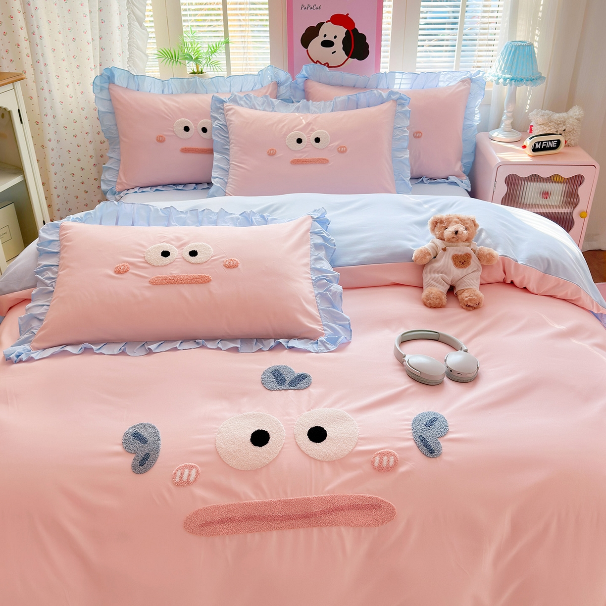 91家纺网 家纺一手货源 找家纺 易禾家纺 2026新款韩版卡通可爱风水洗棉毛巾绣四件套系列（专版花型） 大嘴鱼-粉蓝