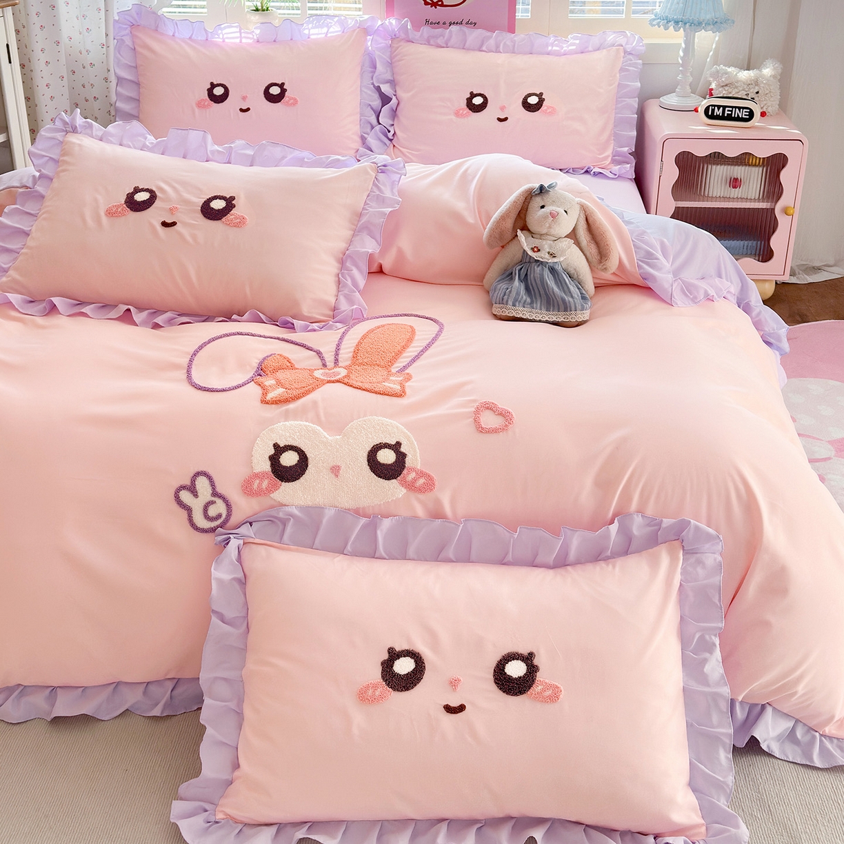 91家纺网 家纺一手货源 找家纺 易禾家纺 2026新款韩版卡通可爱风水洗棉毛巾绣四件套系列（专版花型） 大耳兔-粉紫