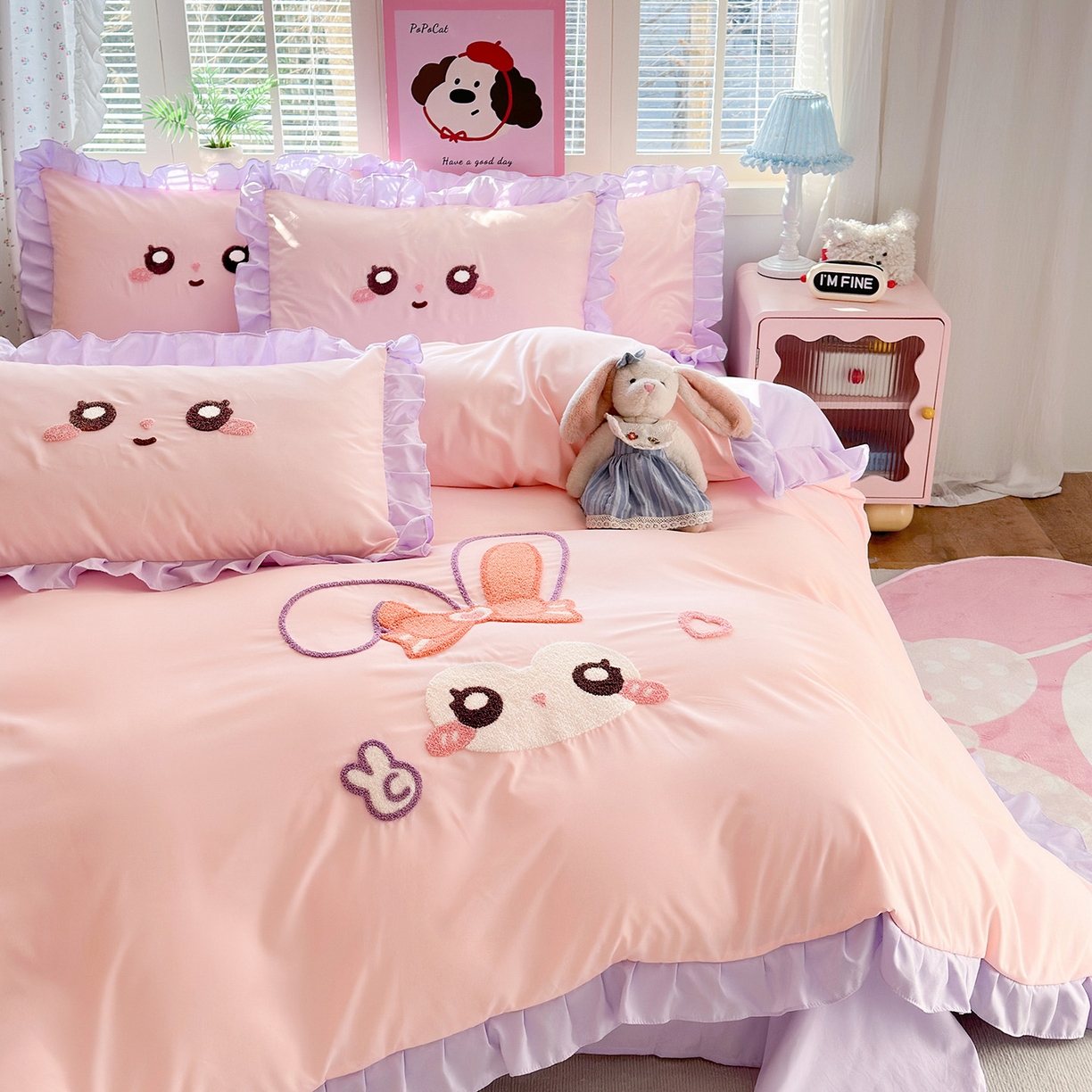 91家纺网 家纺一手货源 找家纺 易禾家纺 2026新款韩版卡通可爱风水洗棉毛巾绣四件套系列（专版花型） 大耳兔-粉紫