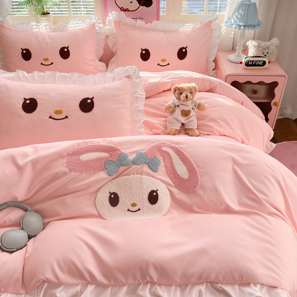 91家纺网 家纺一手货源 找家纺 易禾家纺 2026新款韩版卡通可爱风水洗棉毛巾绣四件套系列（专版花型） 小奶狗-浅粉