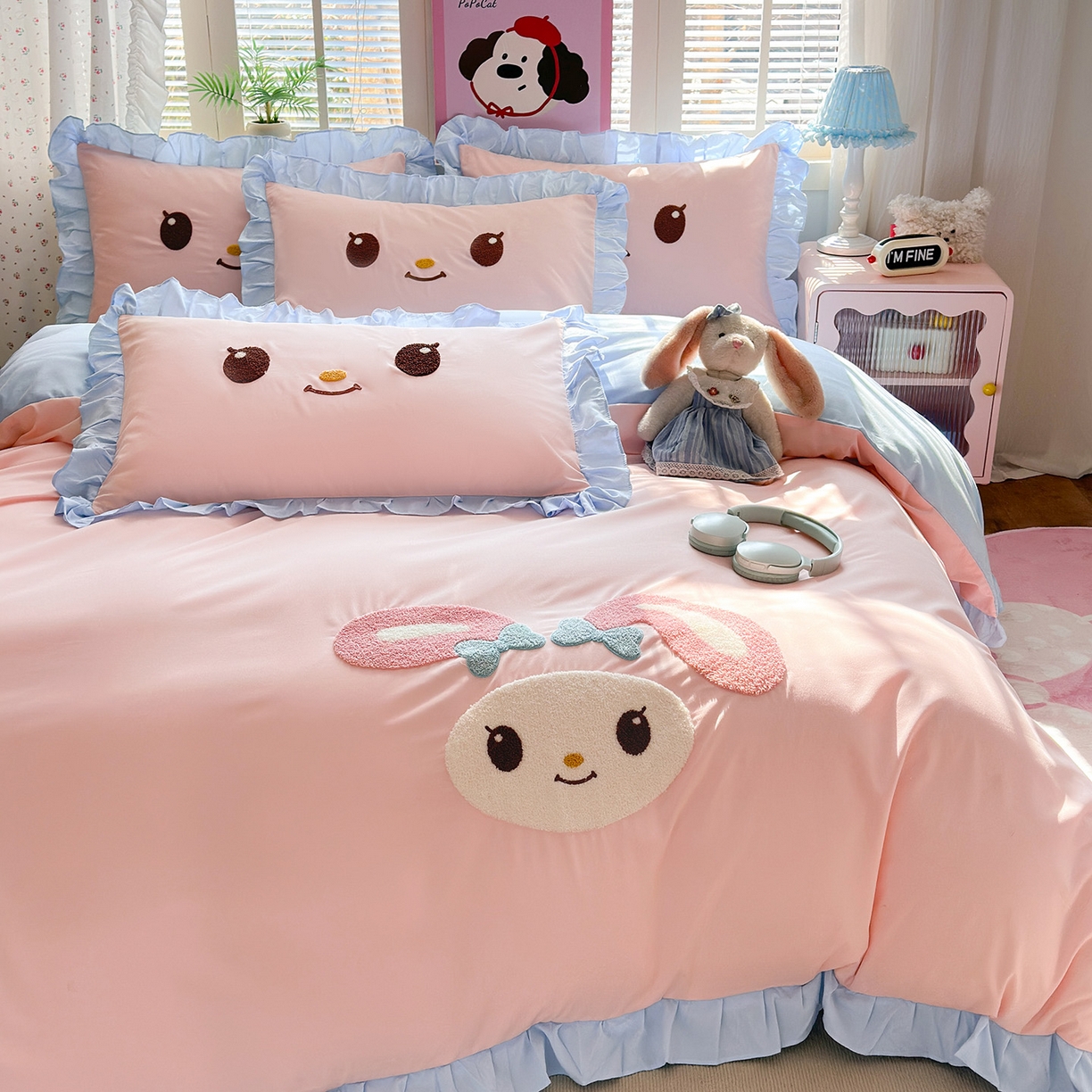 91家纺网 家纺一手货源 找家纺 易禾家纺 2026新款韩版卡通可爱风水洗棉毛巾绣四件套系列（专版花型） 小奶狗-粉蓝