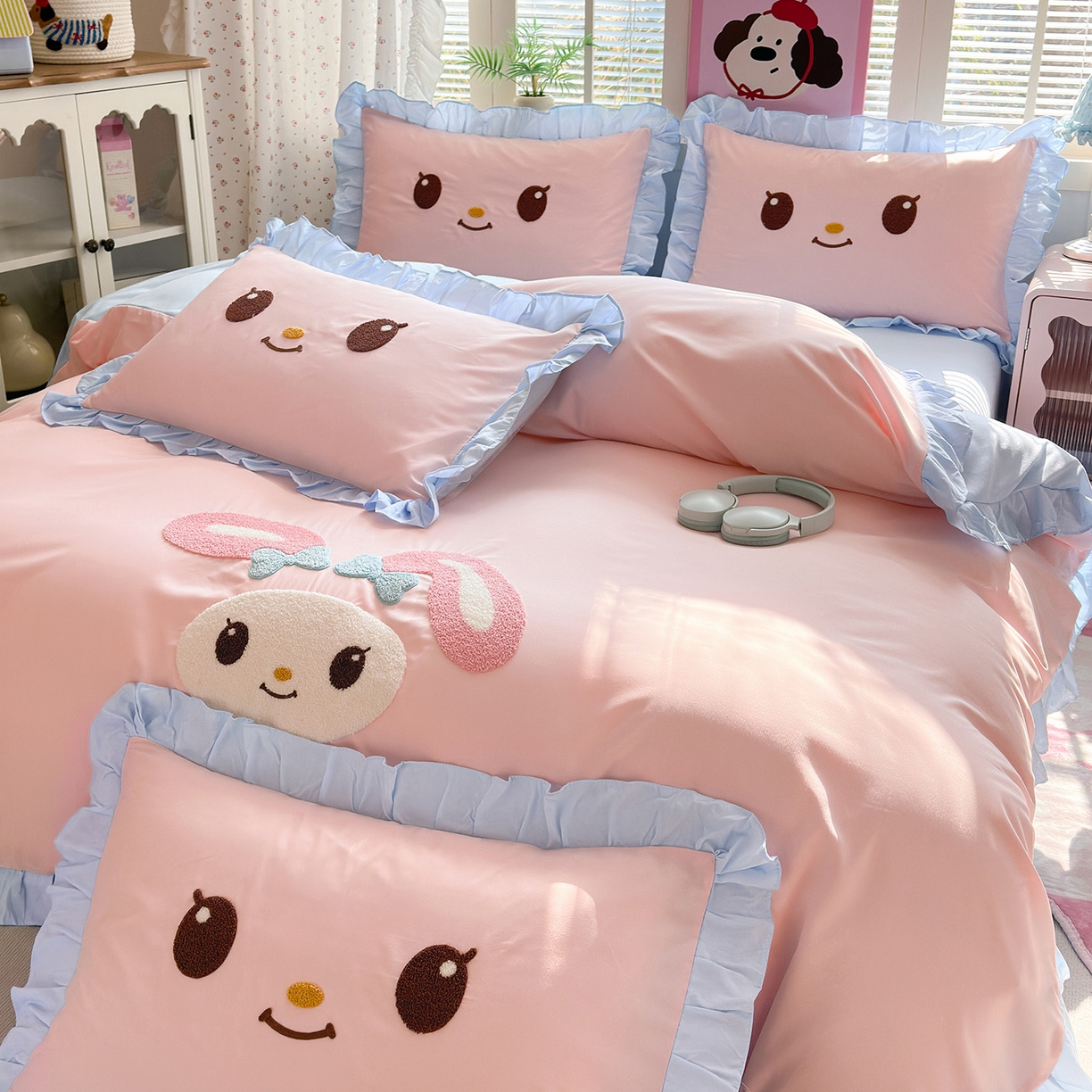 91家纺网 家纺一手货源 找家纺 易禾家纺 2026新款韩版卡通可爱风水洗棉毛巾绣四件套系列（专版花型） 小奶狗-粉蓝