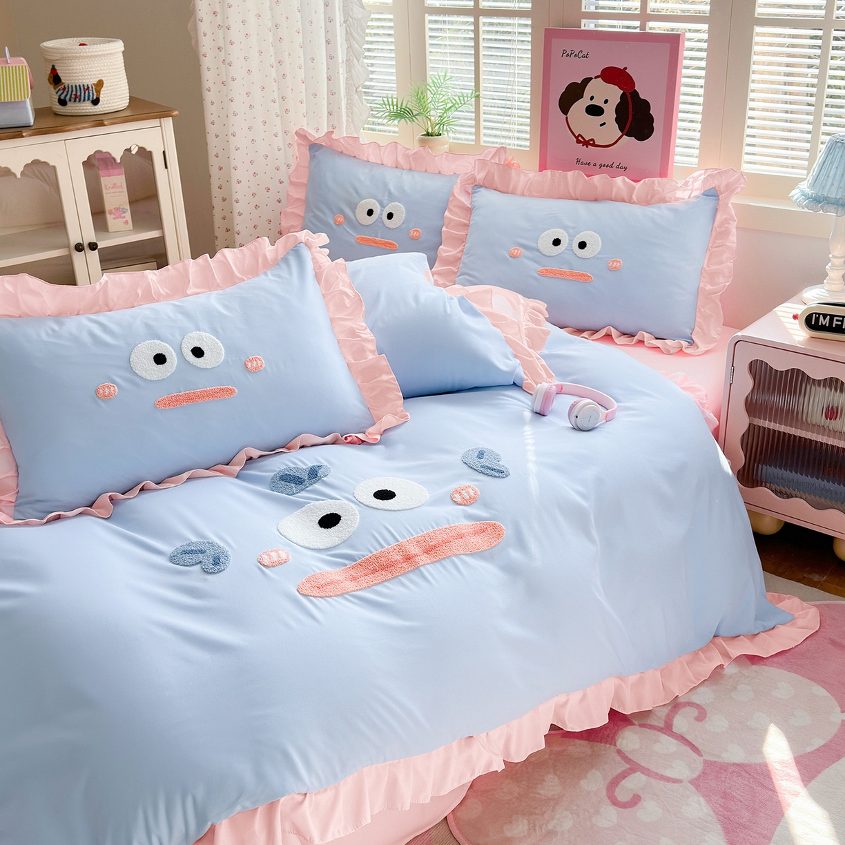 91家纺网 家纺一手货源 找家纺 易禾家纺 2026新款韩版卡通可爱风水洗棉毛巾绣四件套系列（专版花型） 大嘴鱼-蓝粉