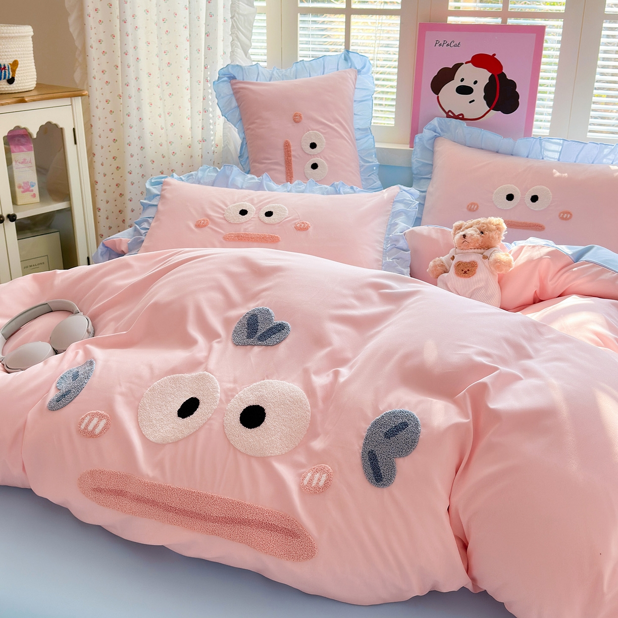 91家纺网 家纺一手货源 找家纺 易禾家纺 2026新款韩版卡通可爱风水洗棉毛巾绣四件套系列（专版花型） 大嘴鱼-粉蓝