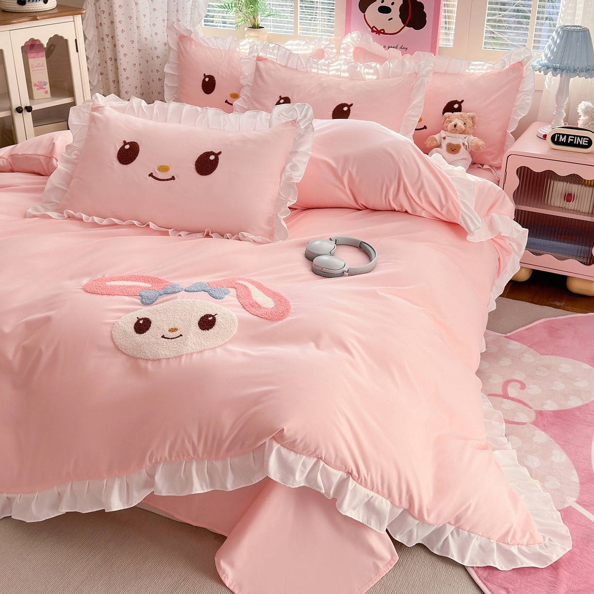 91家纺网 家纺一手货源 找家纺 易禾家纺 2026新款韩版卡通可爱风水洗棉毛巾绣四件套系列（专版花型） 小奶狗-浅粉