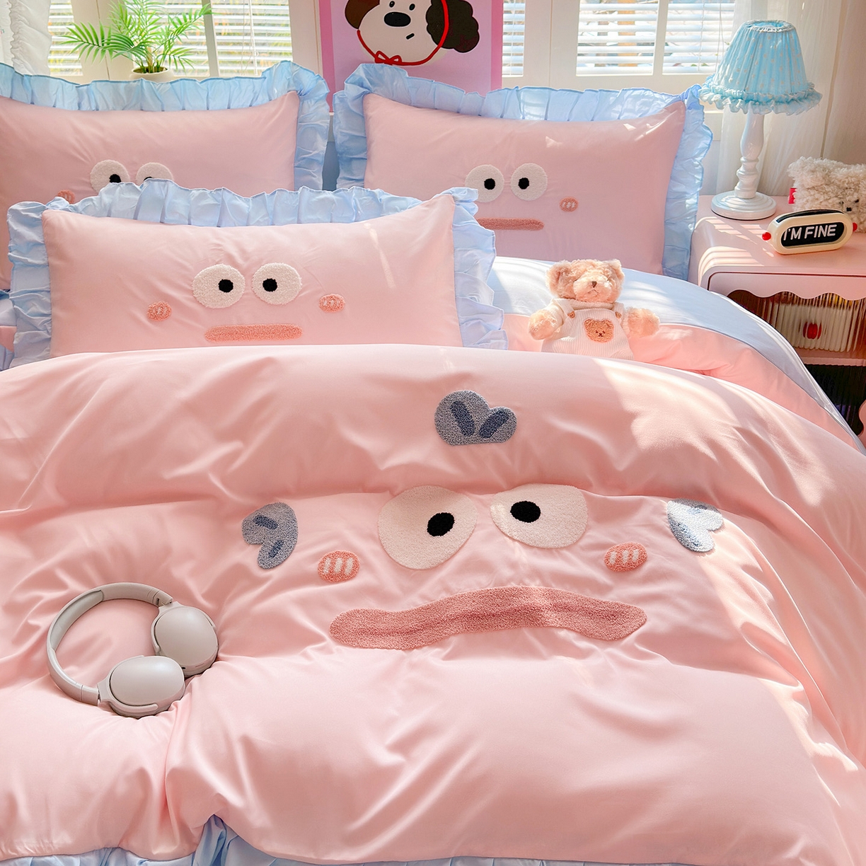 91家纺网 家纺一手货源 找家纺 易禾家纺 2026新款韩版卡通可爱风水洗棉毛巾绣四件套系列（专版花型） 大嘴鱼-粉蓝