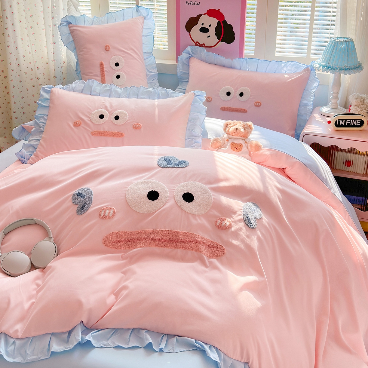 91家纺网 家纺一手货源 找家纺 易禾家纺 2026新款韩版卡通可爱风水洗棉毛巾绣四件套系列（专版花型） 大嘴鱼-粉蓝