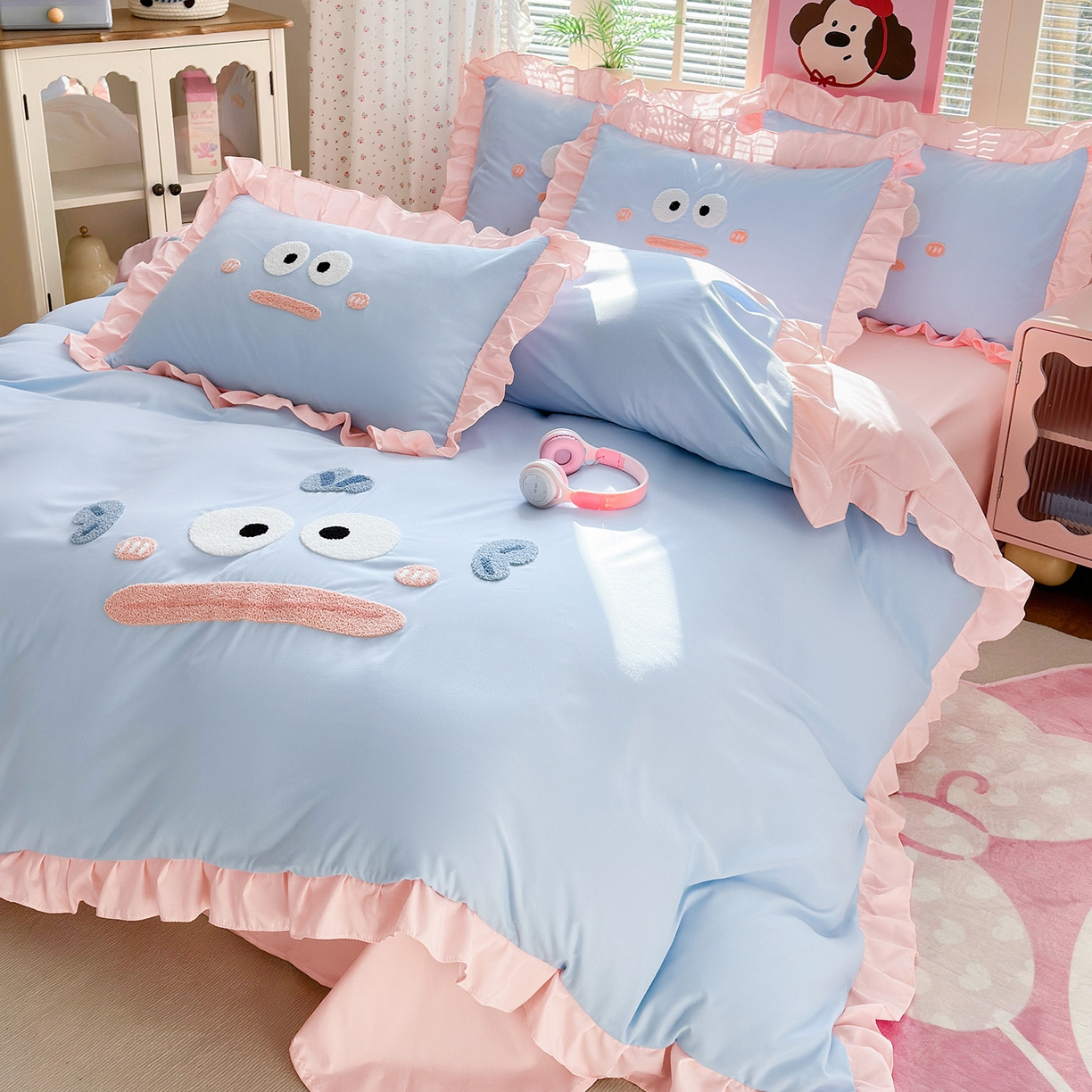 91家纺网 家纺一手货源 找家纺 易禾家纺 2026新款韩版卡通可爱风水洗棉毛巾绣四件套系列（专版花型） 大嘴鱼-蓝粉