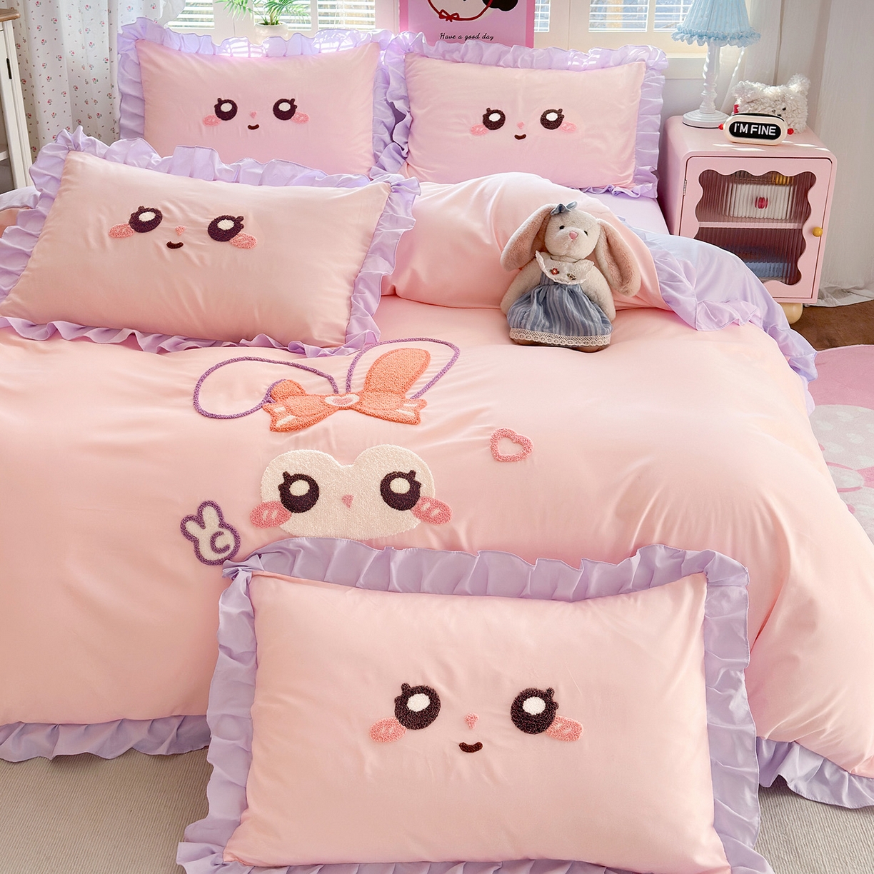 91家纺网 家纺一手货源 找家纺 易禾家纺 2026新款韩版卡通可爱风水洗棉毛巾绣四件套系列（专版花型） 大耳兔-粉紫