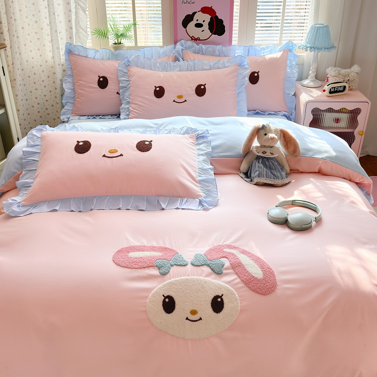 91家纺网 家纺一手货源 找家纺 易禾家纺 2026新款韩版卡通可爱风水洗棉毛巾绣四件套系列（专版花型） 小奶狗-粉蓝