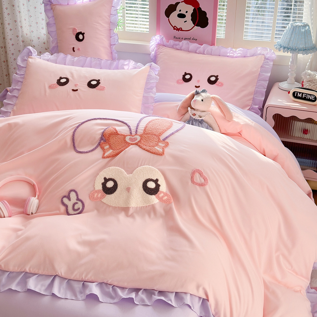 91家纺网 家纺一手货源 找家纺 易禾家纺 2026新款韩版卡通可爱风水洗棉毛巾绣四件套系列（专版花型） 大耳兔-粉紫