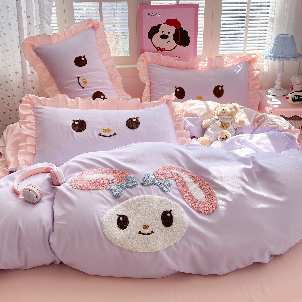 91家纺网 家纺一手货源 找家纺 易禾家纺 2026新款韩版卡通可爱风水洗棉毛巾绣四件套系列（专版花型） 小奶狗-紫粉