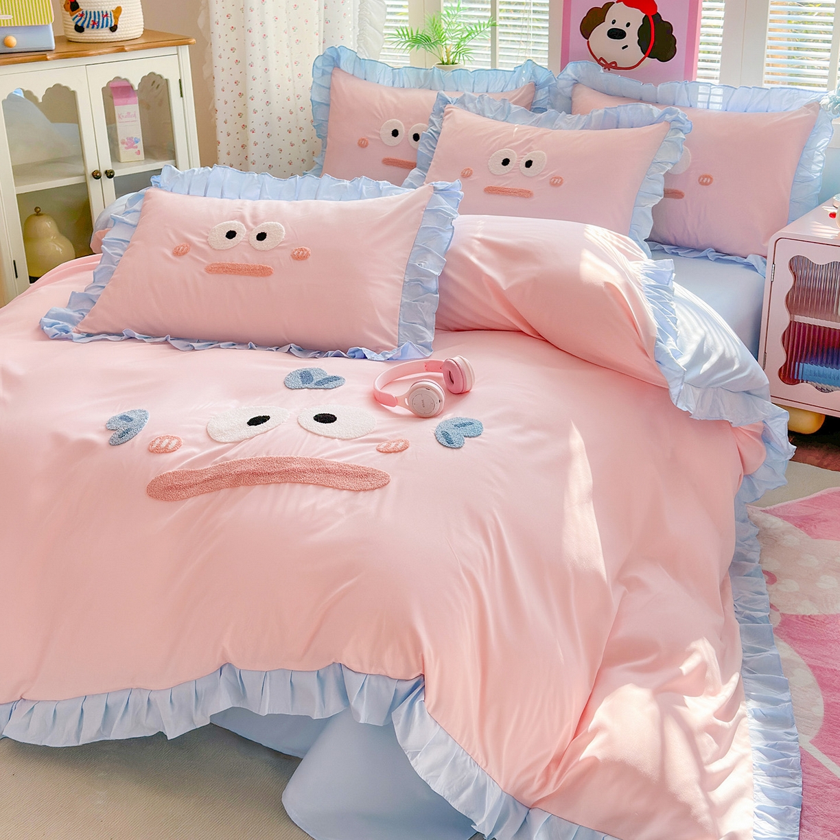 91家纺网 家纺一手货源 找家纺 易禾家纺 2026新款韩版卡通可爱风水洗棉毛巾绣四件套系列（专版花型） 大嘴鱼-粉蓝