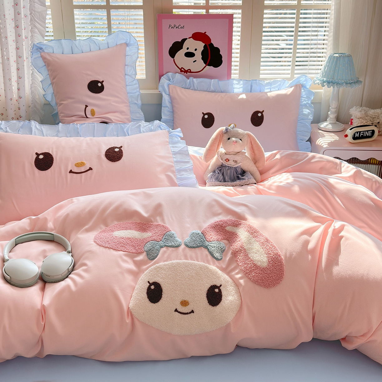 91家纺网 家纺一手货源 找家纺 易禾家纺 2026新款韩版卡通可爱风水洗棉毛巾绣四件套系列（专版花型） 小奶狗-粉蓝