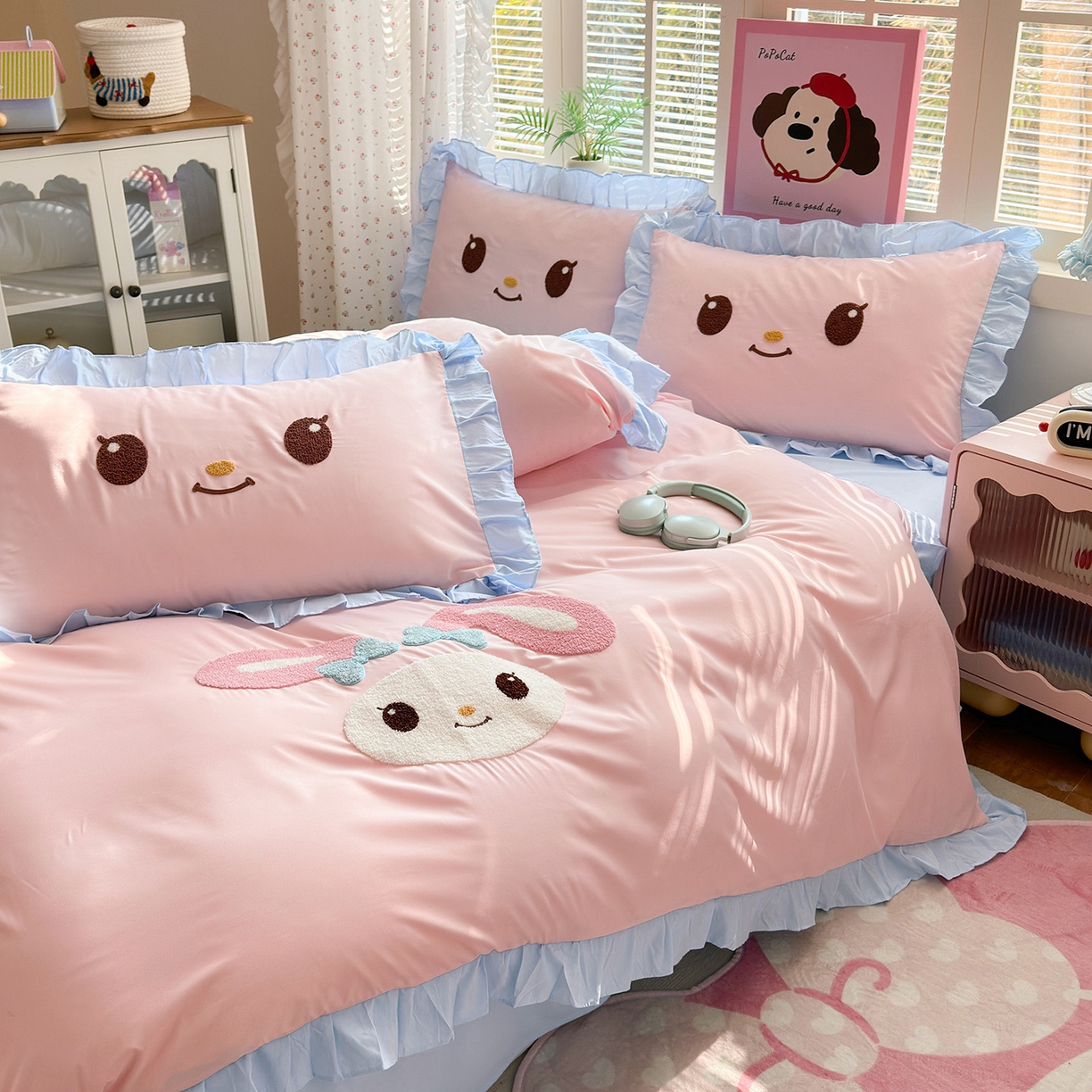 91家纺网 家纺一手货源 找家纺 易禾家纺 2026新款韩版卡通可爱风水洗棉毛巾绣四件套系列（专版花型） 小奶狗-粉蓝