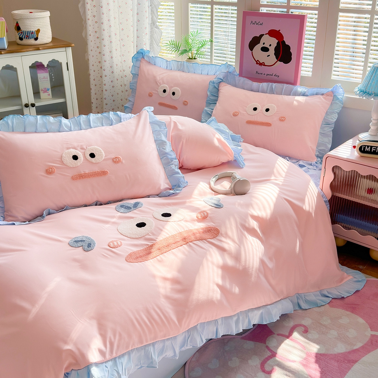 91家纺网 家纺一手货源 找家纺 易禾家纺 2026新款韩版卡通可爱风水洗棉毛巾绣四件套系列（专版花型） 大嘴鱼-粉蓝