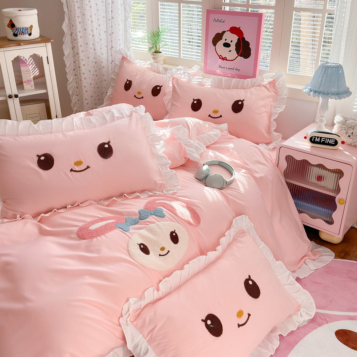 91家纺网 家纺一手货源 找家纺 易禾家纺 2026新款韩版卡通可爱风水洗棉毛巾绣四件套系列（专版花型） 小奶狗-浅粉