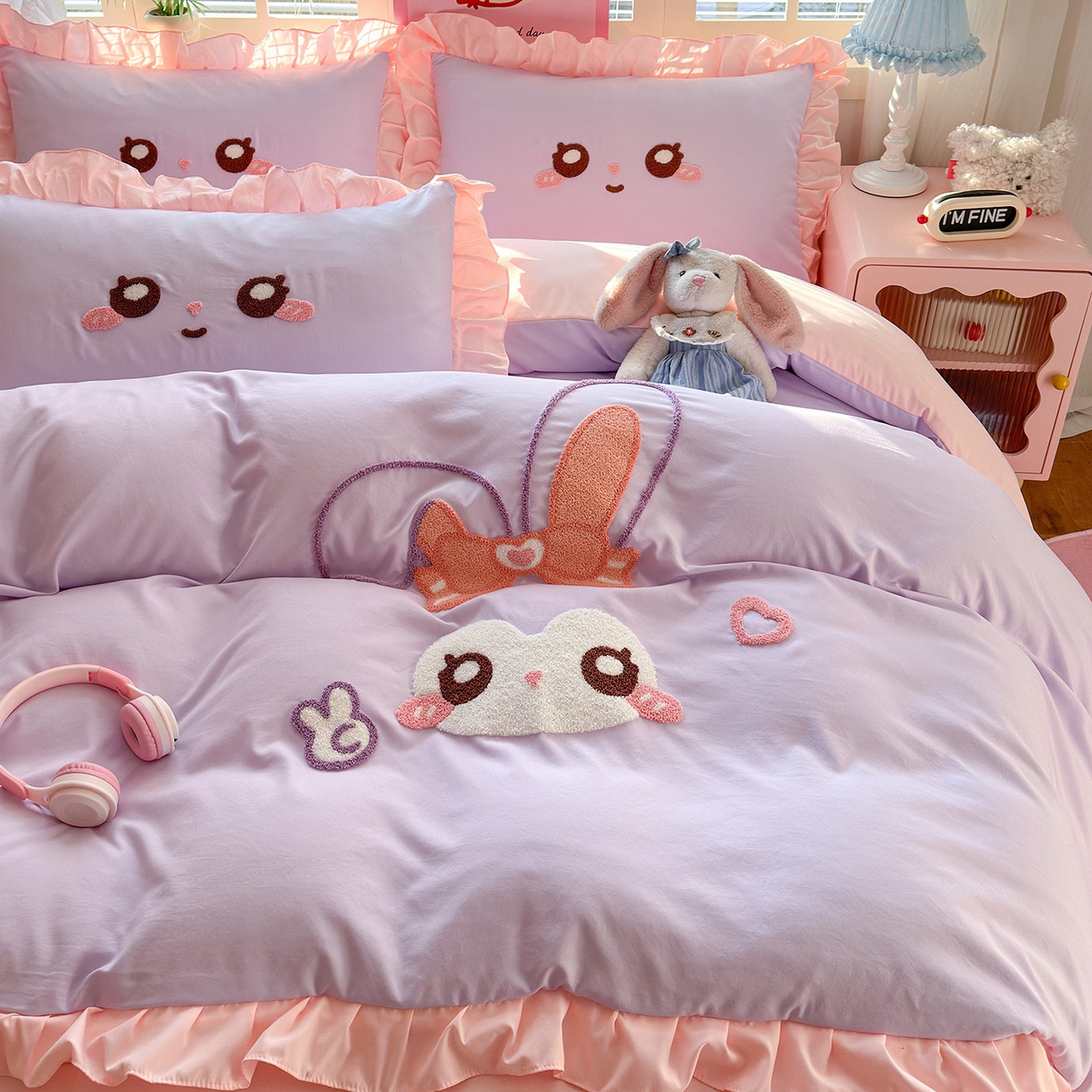 91家纺网 家纺一手货源 找家纺 易禾家纺 2026新款韩版卡通可爱风水洗棉毛巾绣四件套系列（专版花型） 大耳兔-紫粉