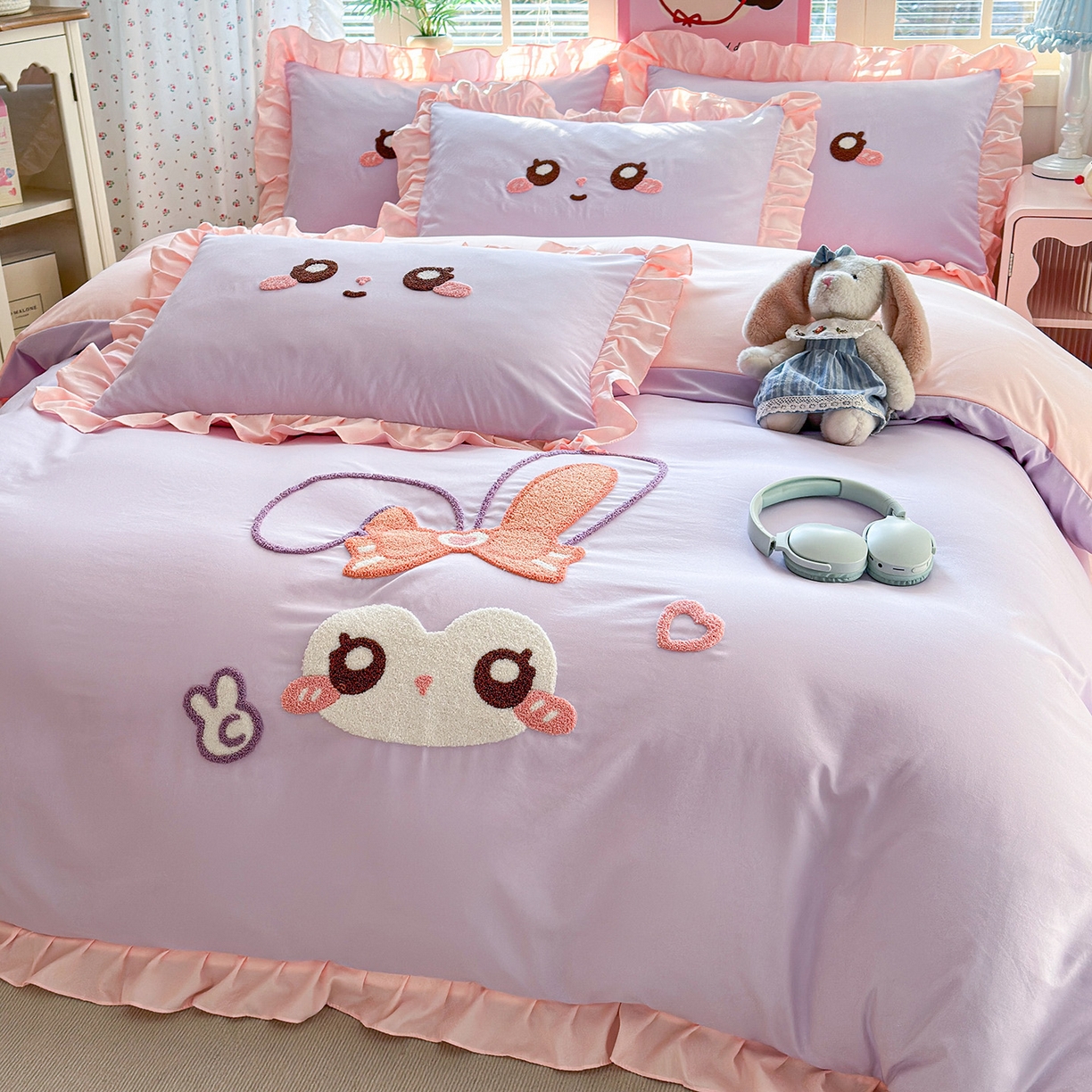 易禾家纺 2026新款韩版卡通可爱风水洗棉毛巾绣四件套系列（专版花型） 大耳兔-紫粉