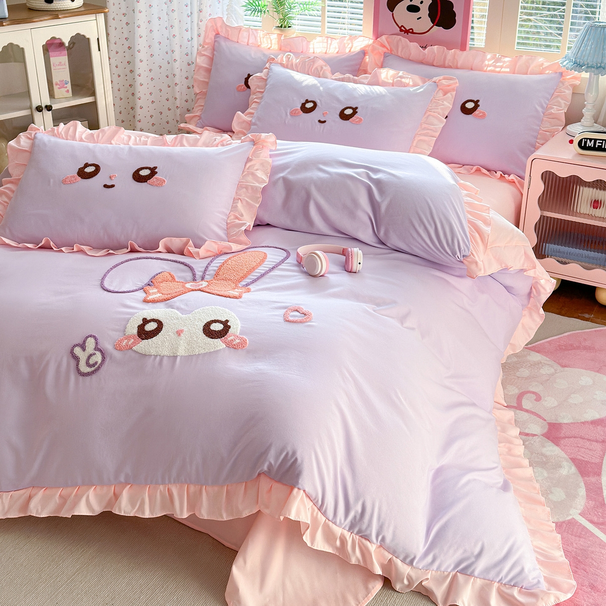 91家纺网 家纺一手货源 找家纺 易禾家纺 2026新款韩版卡通可爱风水洗棉毛巾绣四件套系列（专版花型） 大耳兔-紫粉