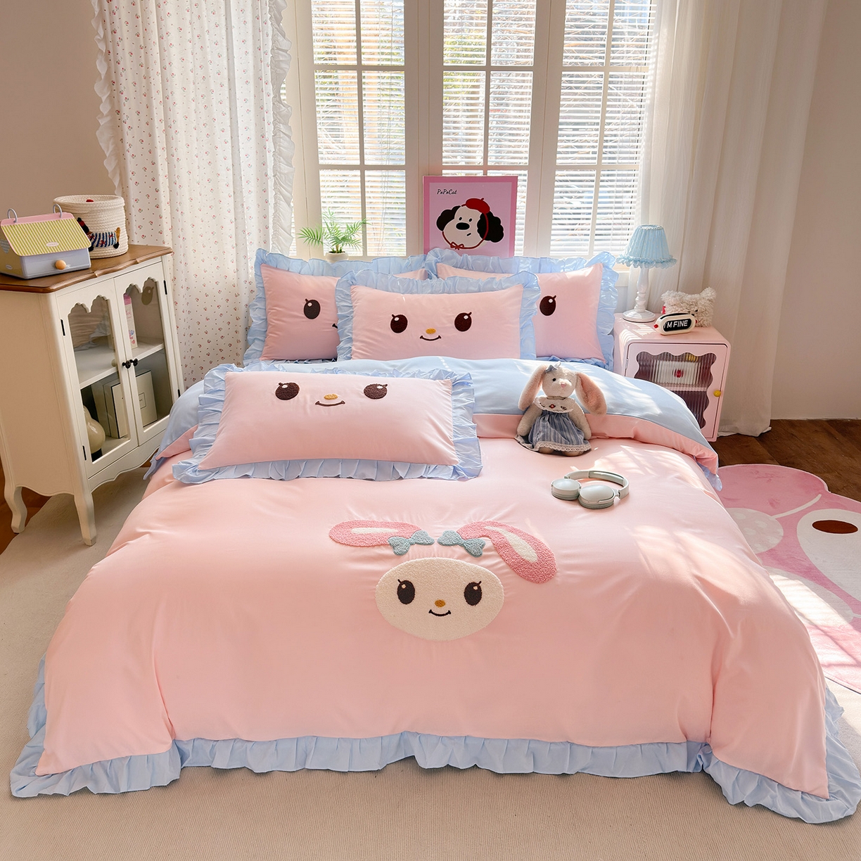 91家纺网 家纺一手货源 找家纺 易禾家纺 2026新款韩版卡通可爱风水洗棉毛巾绣四件套系列（专版花型） 小奶狗-粉蓝