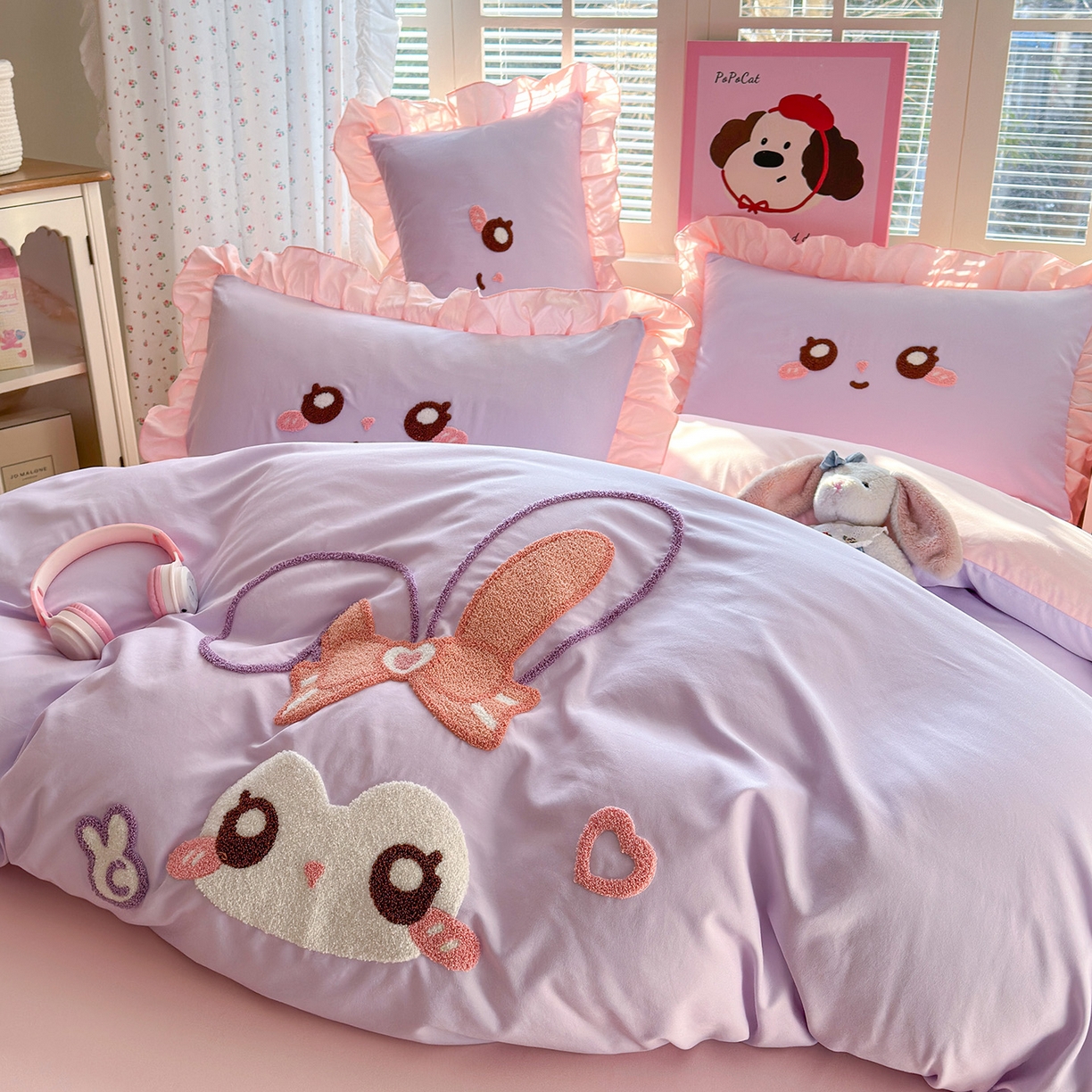 91家纺网 家纺一手货源 找家纺 易禾家纺 2026新款韩版卡通可爱风水洗棉毛巾绣四件套系列（专版花型） 大耳兔-紫粉