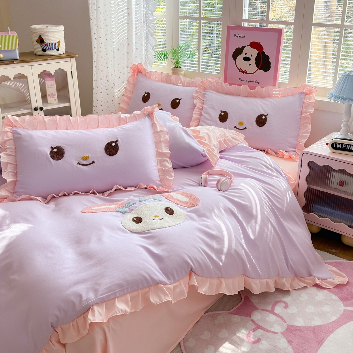 91家纺网 家纺一手货源 找家纺 易禾家纺 2026新款韩版卡通可爱风水洗棉毛巾绣四件套系列（专版花型） 小奶狗-紫粉