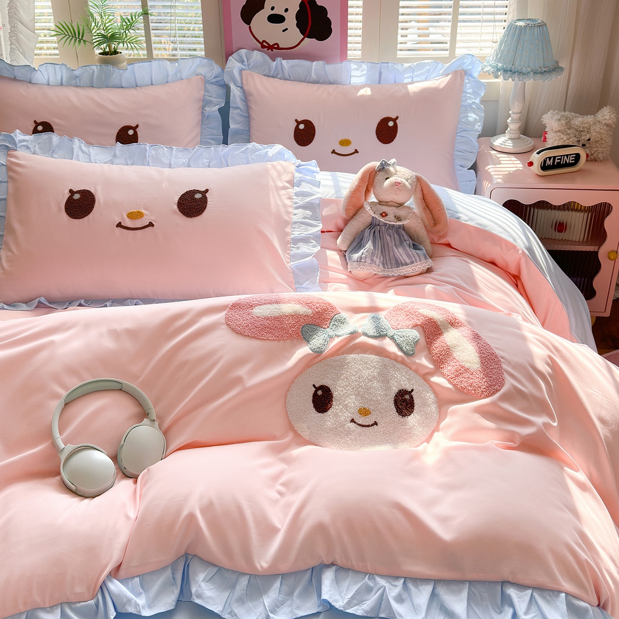 91家纺网 家纺一手货源 找家纺 易禾家纺 2026新款韩版卡通可爱风水洗棉毛巾绣四件套系列（专版花型） 小奶狗-粉蓝