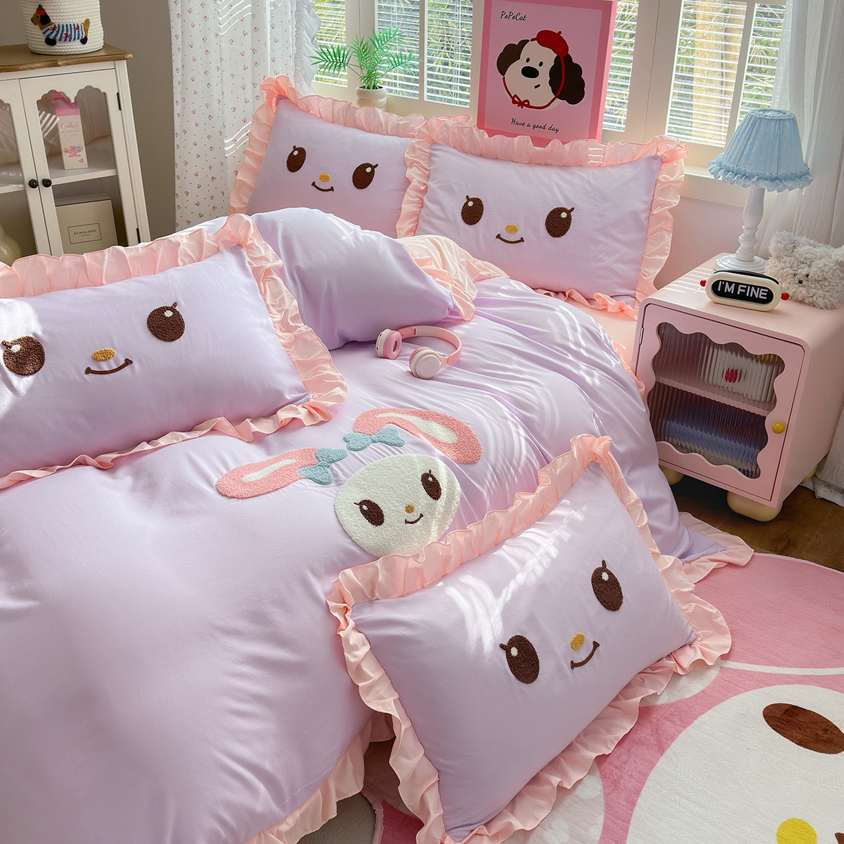 91家纺网 家纺一手货源 找家纺 易禾家纺 2026新款韩版卡通可爱风水洗棉毛巾绣四件套系列（专版花型） 小奶狗-紫粉