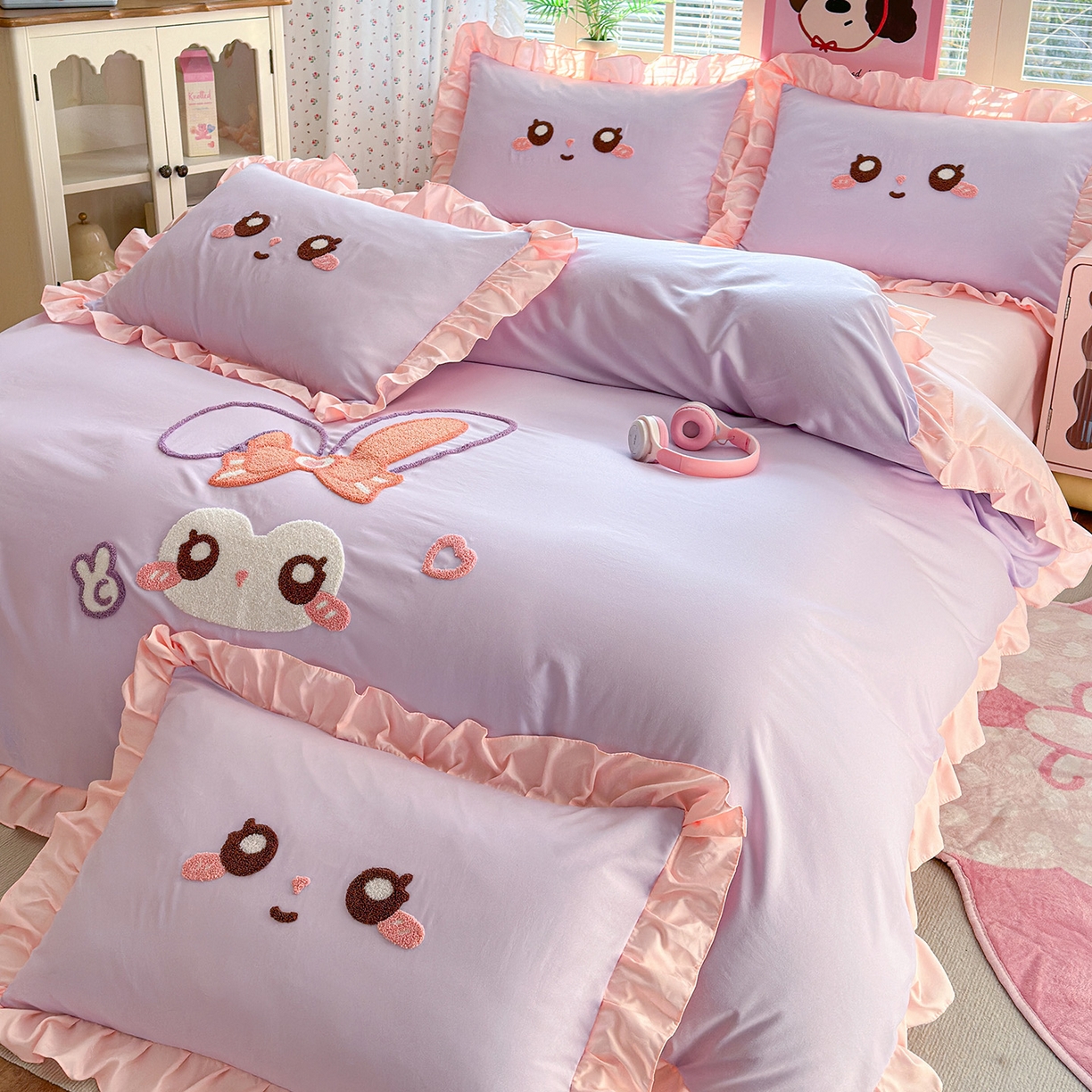 91家纺网 家纺一手货源 找家纺 易禾家纺 2026新款韩版卡通可爱风水洗棉毛巾绣四件套系列（专版花型） 大耳兔-紫粉