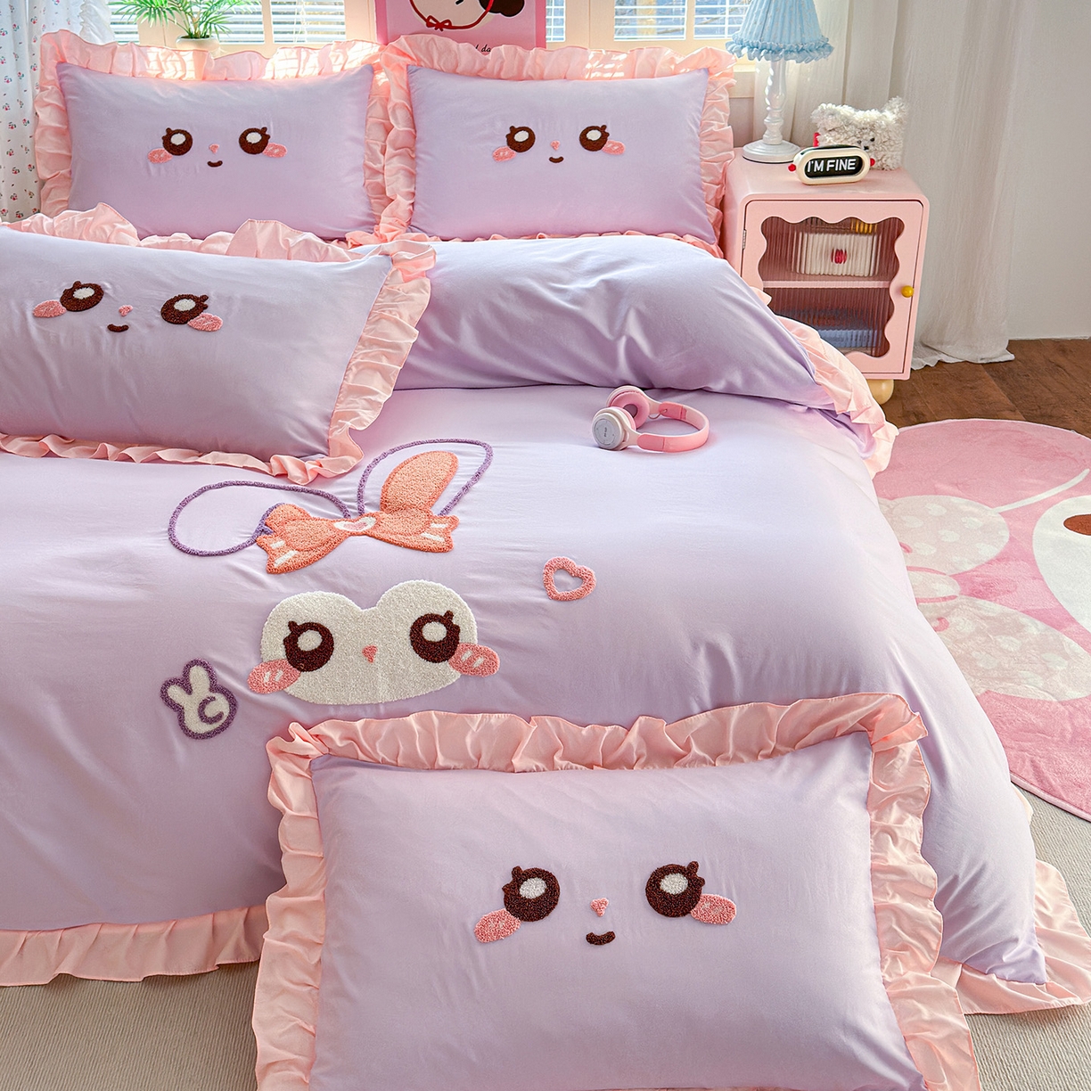 91家纺网 家纺一手货源 找家纺 易禾家纺 2026新款韩版卡通可爱风水洗棉毛巾绣四件套系列（专版花型） 大耳兔-紫粉