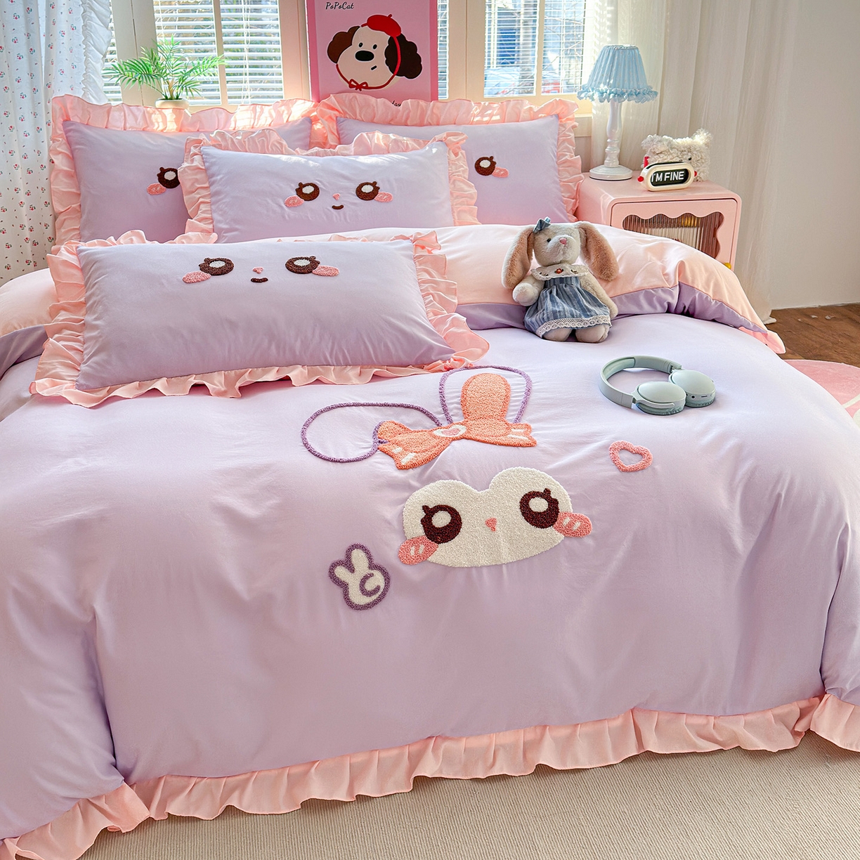 91家纺网 家纺一手货源 找家纺 易禾家纺 2026新款韩版卡通可爱风水洗棉毛巾绣四件套系列（专版花型） 大耳兔-紫粉