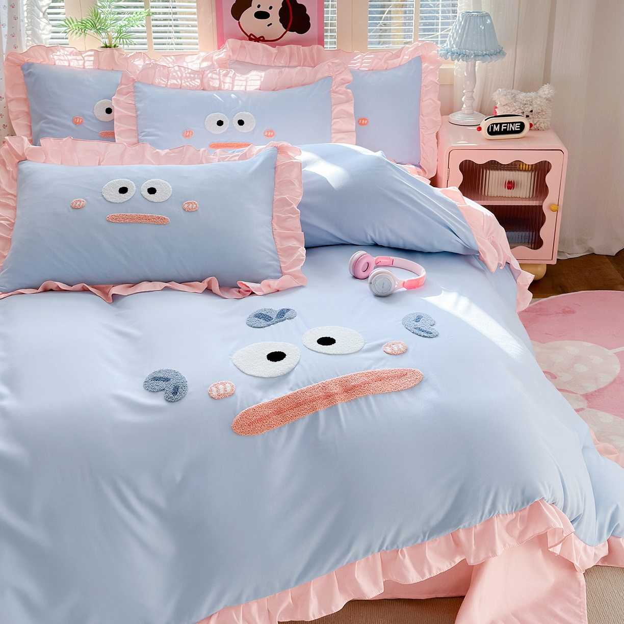 91家纺网 家纺一手货源 找家纺 易禾家纺 2026新款韩版卡通可爱风水洗棉毛巾绣四件套系列（专版花型） 大嘴鱼-蓝粉