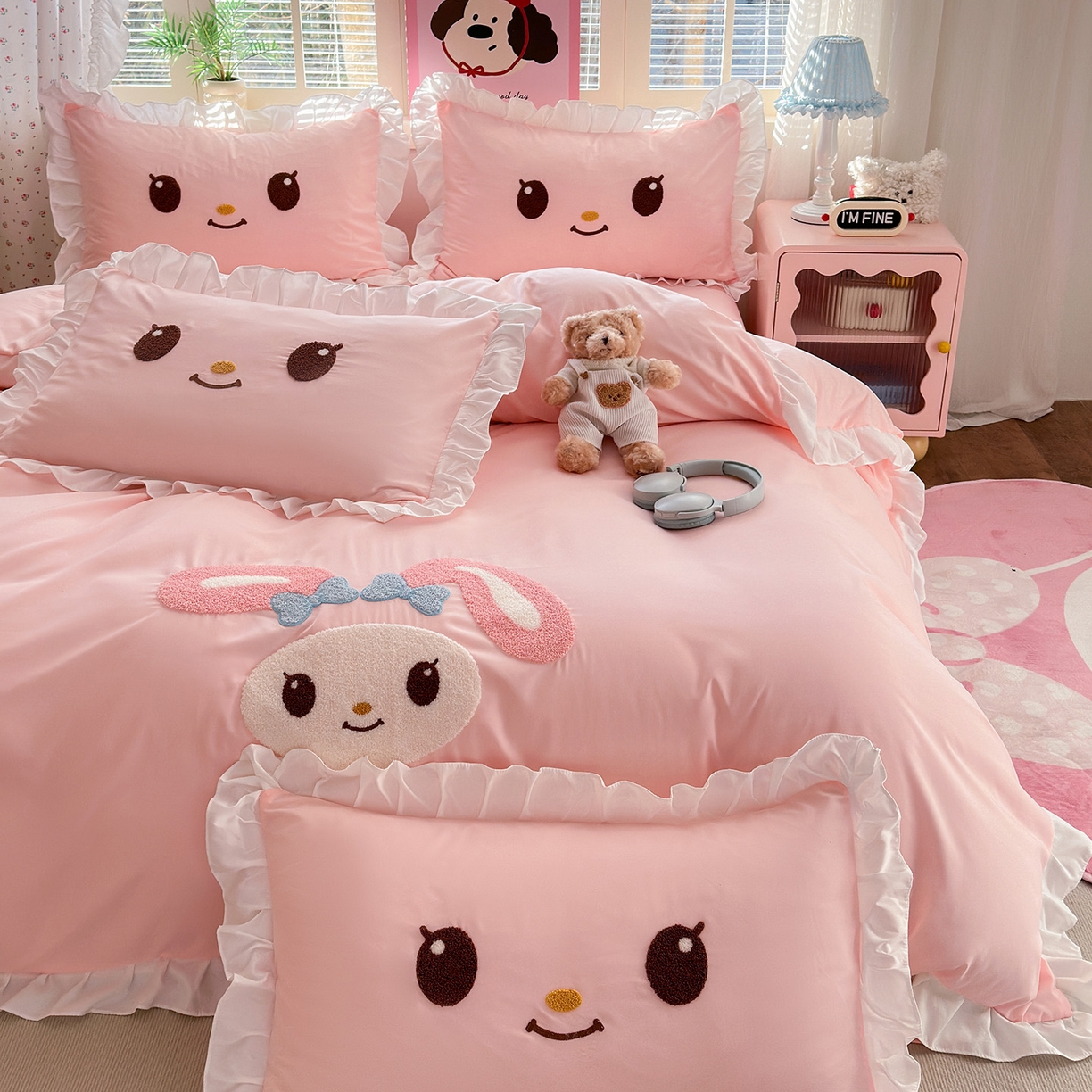 91家纺网 家纺一手货源 找家纺 易禾家纺 2026新款韩版卡通可爱风水洗棉毛巾绣四件套系列（专版花型） 小奶狗-浅粉