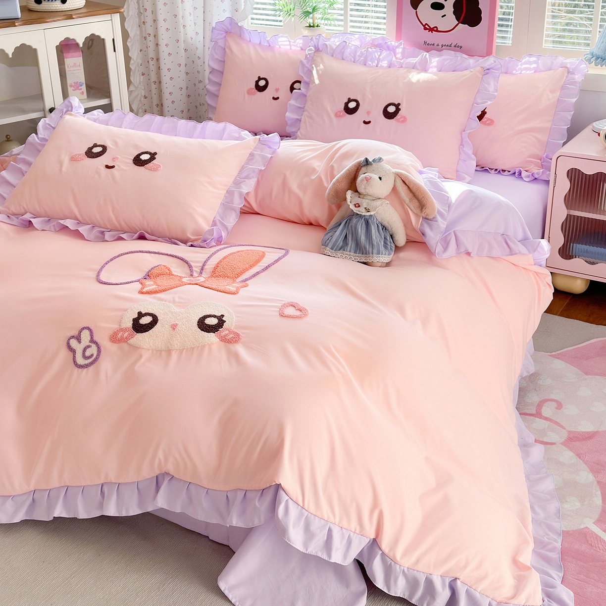 91家纺网 家纺一手货源 找家纺 易禾家纺 2026新款韩版卡通可爱风水洗棉毛巾绣四件套系列（专版花型） 大耳兔-粉紫