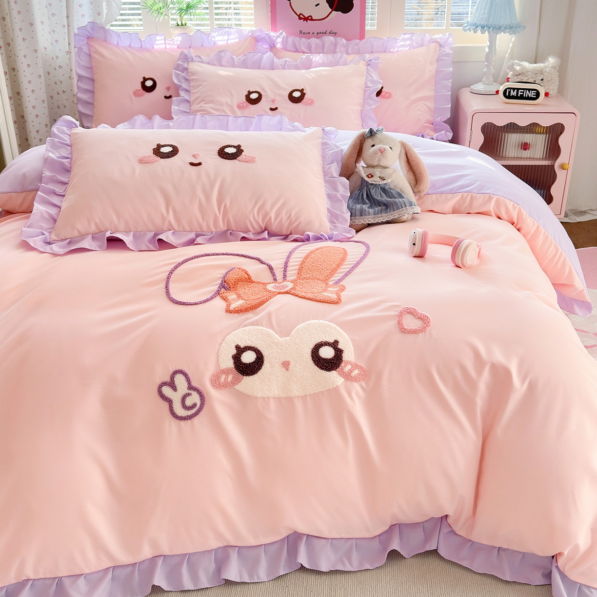 91家纺网 家纺一手货源 找家纺 易禾家纺 2026新款韩版卡通可爱风水洗棉毛巾绣四件套系列（专版花型） 大耳兔-粉紫