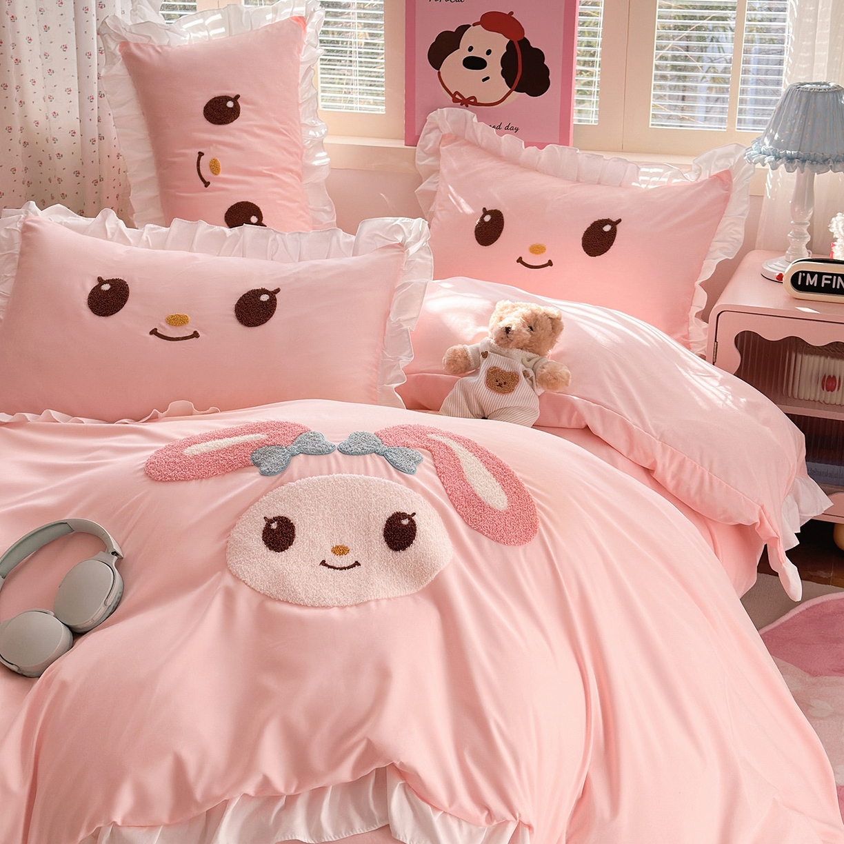 91家纺网 家纺一手货源 找家纺 易禾家纺 2026新款韩版卡通可爱风水洗棉毛巾绣四件套系列（专版花型） 小奶狗-浅粉