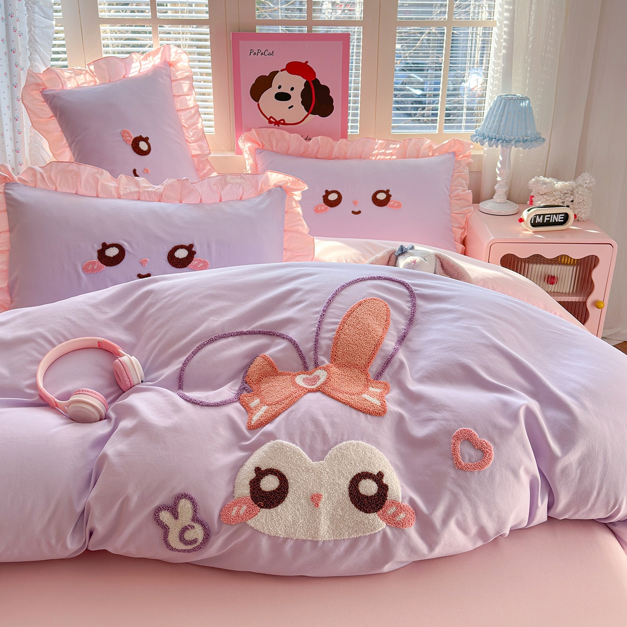 91家纺网 家纺一手货源 找家纺 易禾家纺 2026新款韩版卡通可爱风水洗棉毛巾绣四件套系列（专版花型） 大耳兔-紫粉