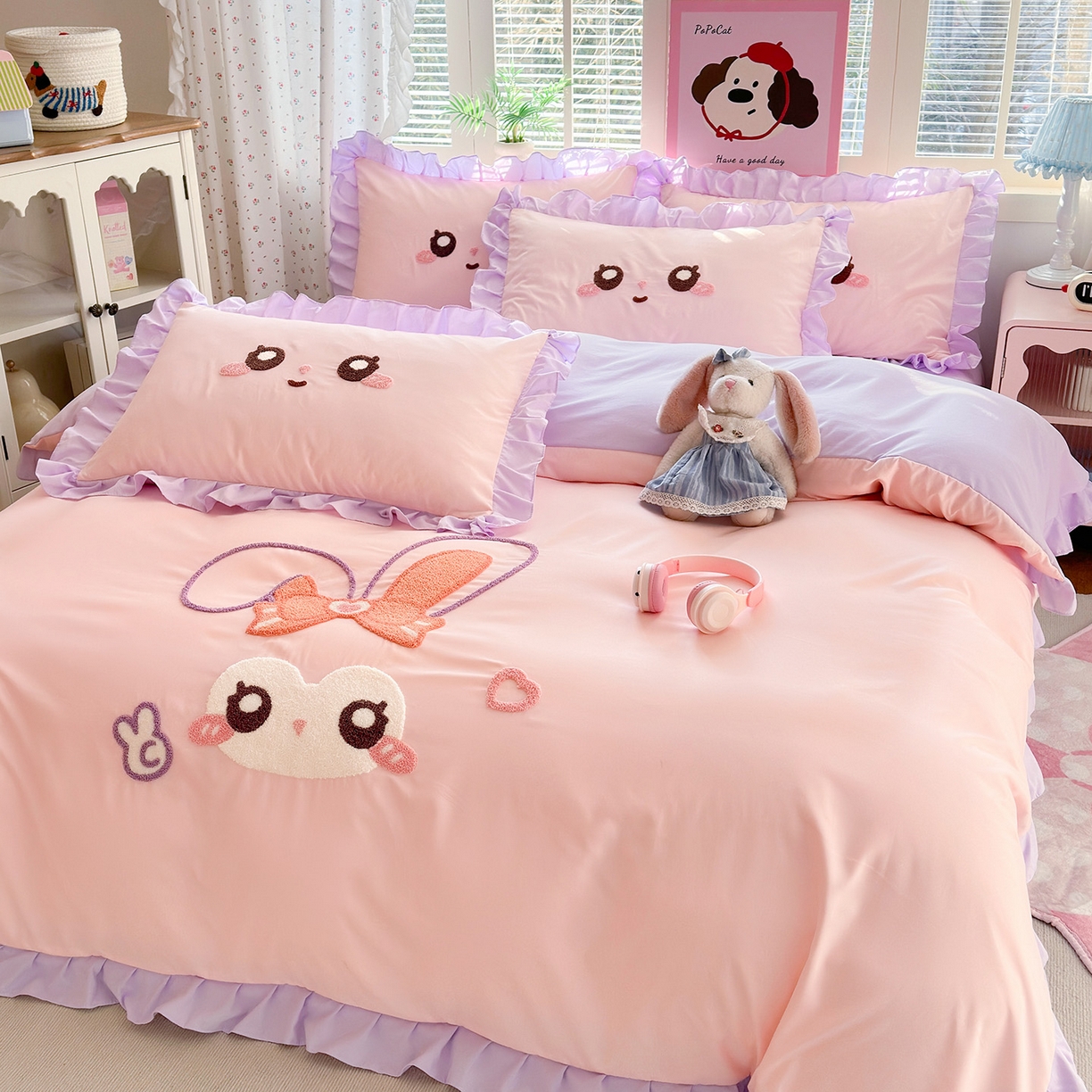 91家纺网 家纺一手货源 找家纺 易禾家纺 2026新款韩版卡通可爱风水洗棉毛巾绣四件套系列（专版花型） 大耳兔-粉紫