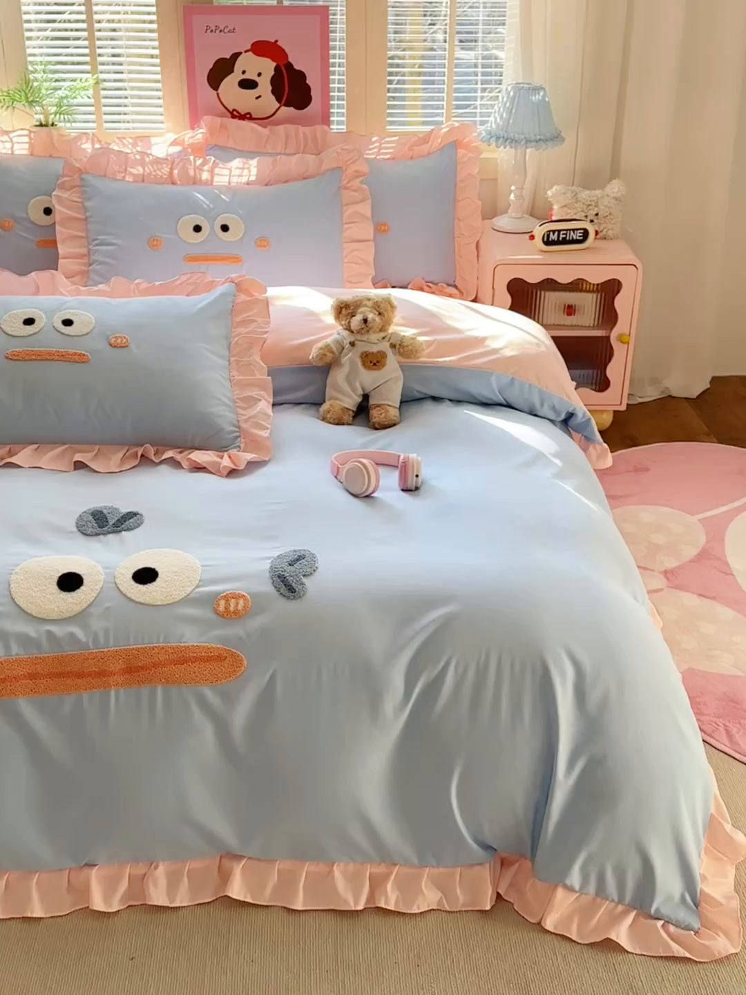 91家纺网 家纺一手货源 找家纺 易禾家纺 2026新款韩版卡通可爱风水洗棉毛巾绣四件套系列（专版花型） 大嘴鱼-蓝粉