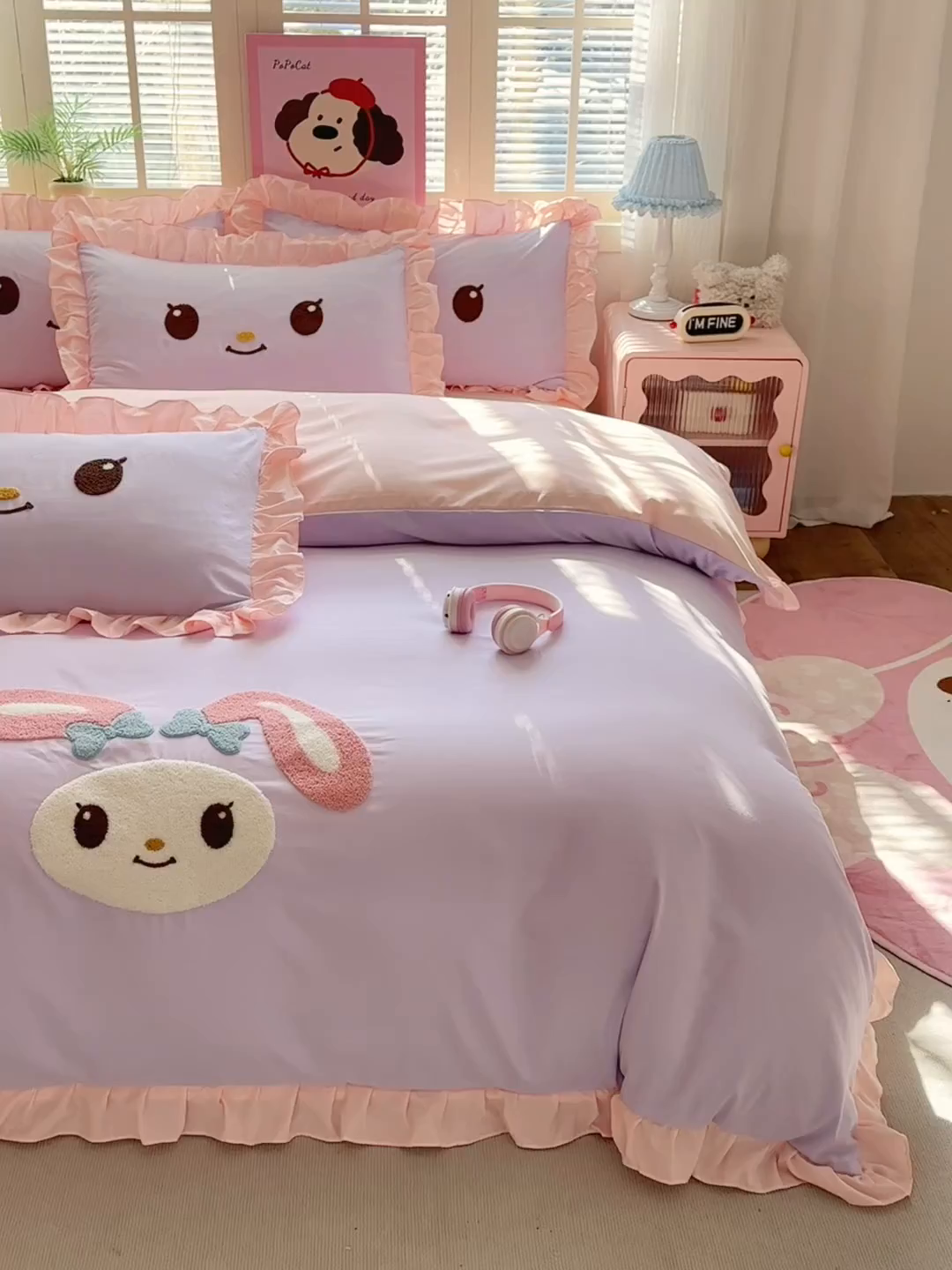 91家纺网 家纺一手货源 找家纺 易禾家纺 2026新款韩版卡通可爱风水洗棉毛巾绣四件套系列（专版花型） 小奶狗-紫粉