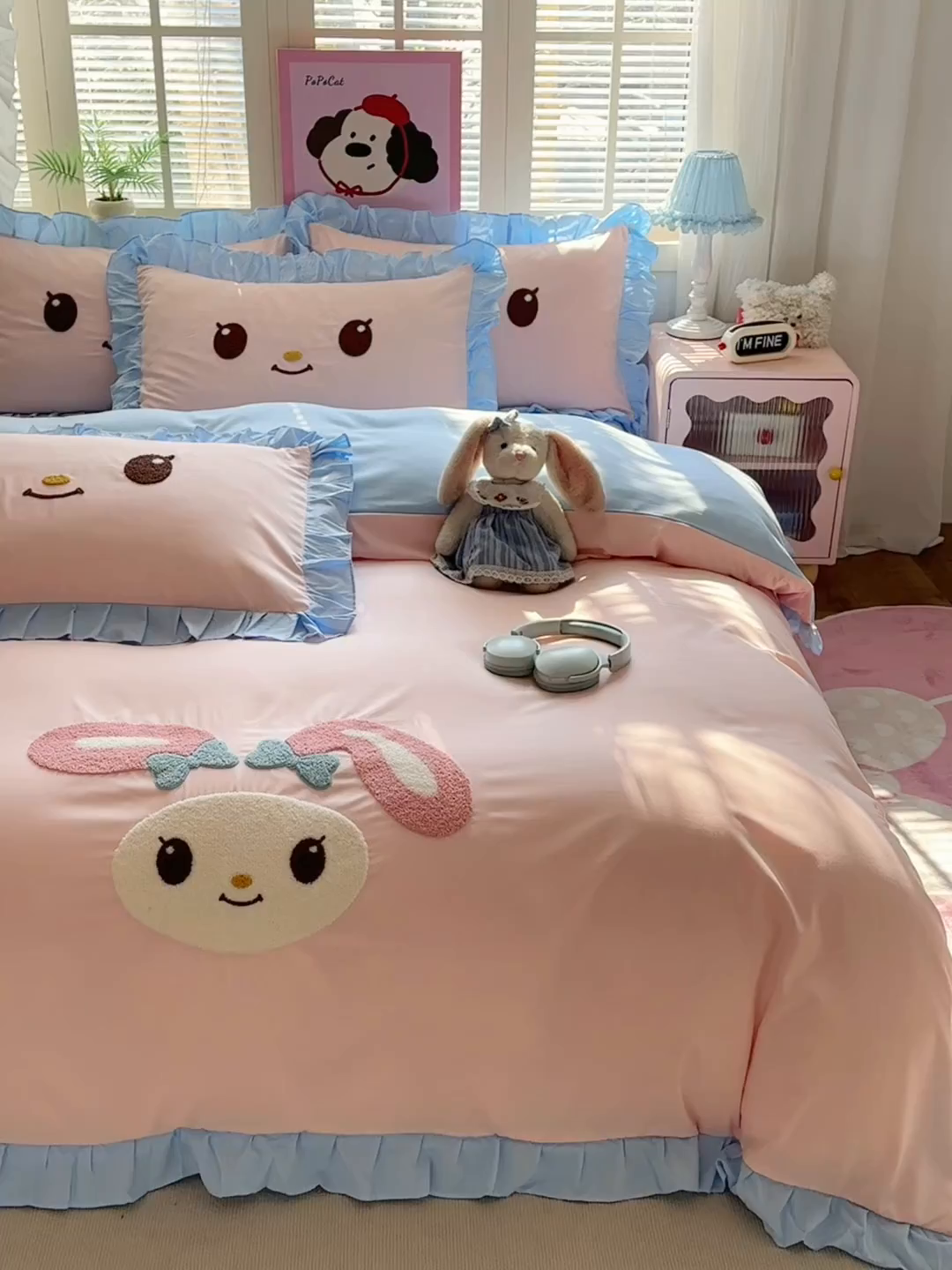 91家纺网 家纺一手货源 找家纺 易禾家纺 2026新款韩版卡通可爱风水洗棉毛巾绣四件套系列（专版花型） 小奶狗-粉蓝