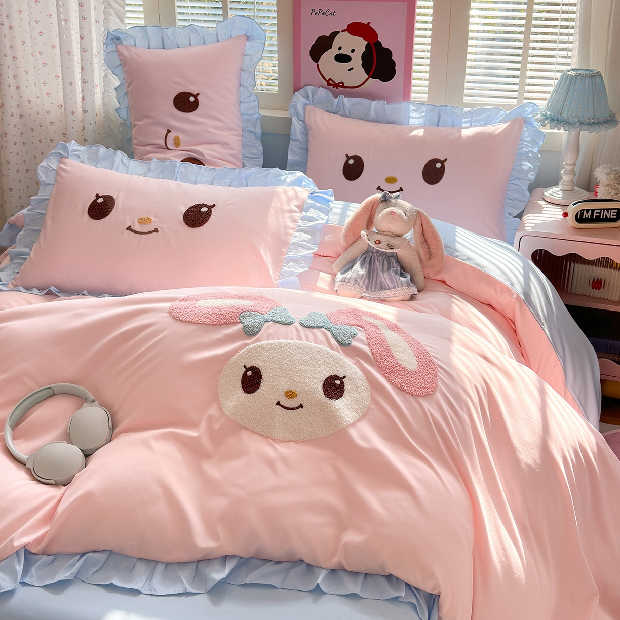 91家纺网 家纺一手货源 找家纺 易禾家纺 2026新款韩版卡通可爱风水洗棉毛巾绣四件套系列（专版花型） 小奶狗-粉蓝