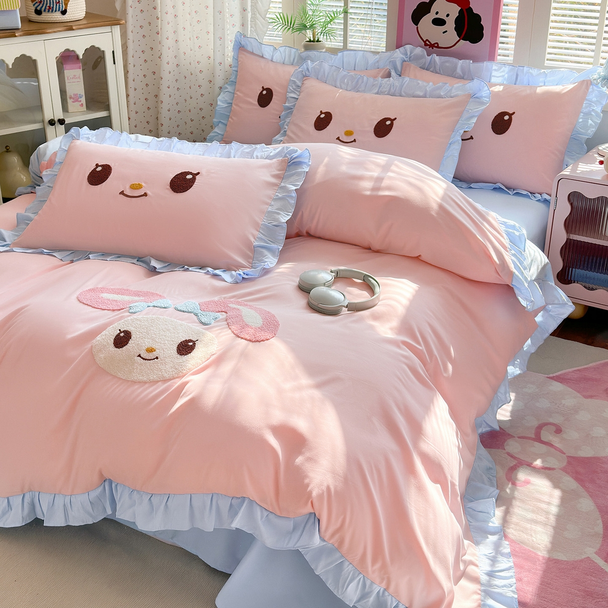 91家纺网 家纺一手货源 找家纺 易禾家纺 2026新款韩版卡通可爱风水洗棉毛巾绣四件套系列（专版花型） 小奶狗-粉蓝