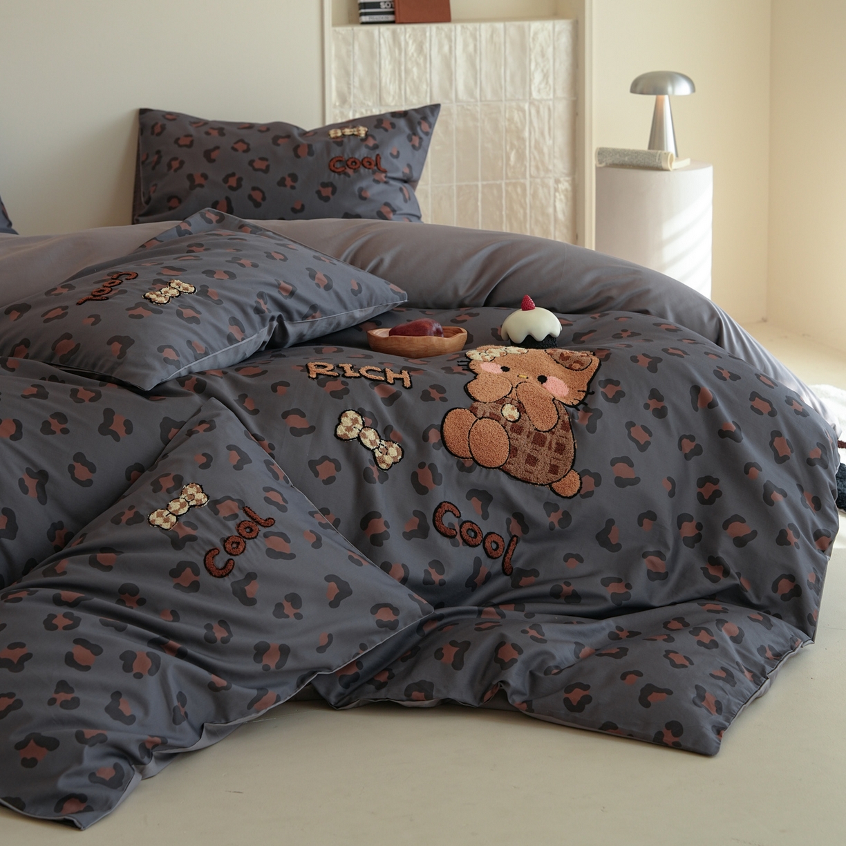 91家纺网 家纺一手货源 找家纺 （总）雅居纺家纺 2026新款50长绒棉豹纹绣花四件套