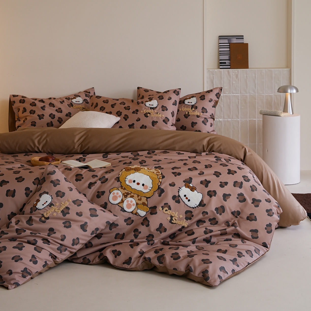 91家纺网 家纺一手货源 找家纺 雅居纺家纺 2026新款50长绒棉豹纹绣花四件套 咖啡豹纹