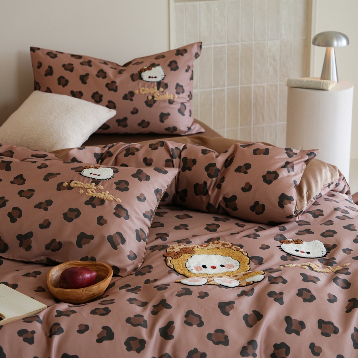 91家纺网 家纺一手货源 找家纺 雅居纺家纺 2026新款50长绒棉豹纹绣花四件套 咖啡豹纹